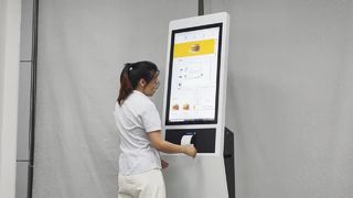 32 インチ床置きタッチ スクリーン セルフ サービス キオスク (プリンター付き)
