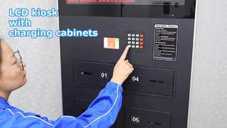 43 インチのスマート サイネージで電話を充電